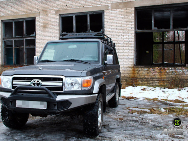 Передний силовой бампер АМЗ для Toyota Land Cruiser 76 (серия Рино)