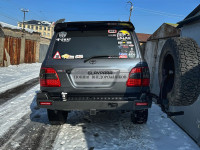 Бампер РИФ силовой задний Toyota Land Cruiser 100 с квадратом под фаркоп, калиткой, фонарями, подсветкой номера