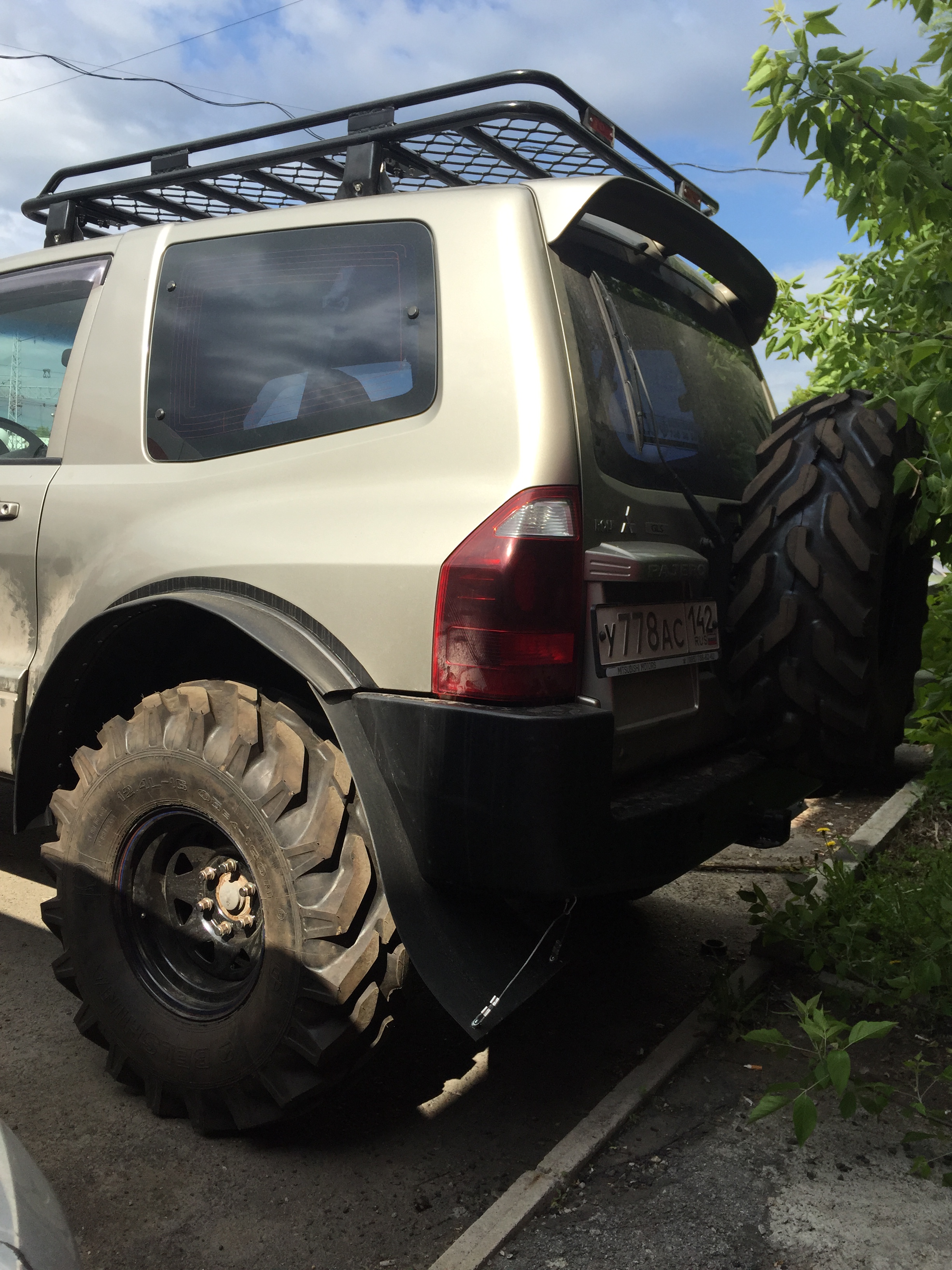 Задний силовой бампер Вездеходофф на Mitsubishi Pajero 3 (3 двери) с  квадратом под фаркоп и доп.фарами купить в Владивостоке от 55000.0000 руб |  ГЛАВПАРА